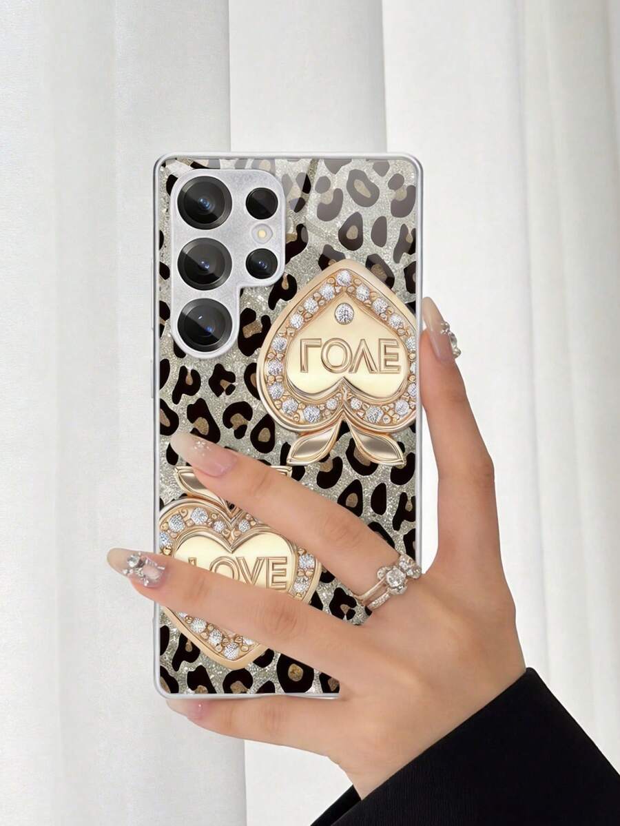 Cette coque de téléphone argentée métallisée arbore un motif léopard en forme de cœur et est compatible avec les modèles Samsung S26 Ultra, S26, S25, S24, S23, S22, S21, A56, A16, A54 et A14. Fabriquée en verre trempé de haute qualité, cette coque élégante est idéale pour la Coupe du Monde, la fête nationale américaine et les fêtes de fin d'année, et constitue un cadeau parfait pour vos amis, votre famille et vos proches ! - Argent - Voir 1