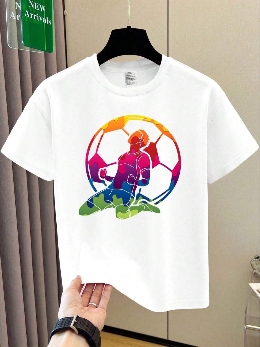 [Diseño Impreso – Sin Textura] Camiseta de Verano para Niños con Diseño de Fútbol - Camiseta vibrante de manga corta con cuello redondo y diseño de jugador de fútbol, 100% poliéster, ligera - Blanco - Ver 1