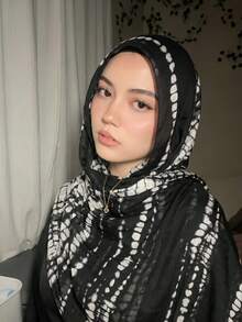 1件女款波希米亞風時尚水彩印花圍巾，秋季休閒街頭風穆斯林頭巾，百搭披肩，適合日常穿著 - 黑白蛇紋 - 查看 4
