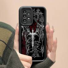 Fundaparateléfonocondiseñoabstractoquepresentaintrincadospatronesgóticosenblancoyrojoconelementosdetexto;compatibleconSamsung,iPhone17,iPhone16ProMax,iPhone15ProMax,iPhone13yiPhone12;fabricadaenTPUparaunaprotecciónapruebadegolpesycaídas.Unaopciónperfectaparaquienesaprecianelarteyelestiloúnicos. - Negro - Ver 3