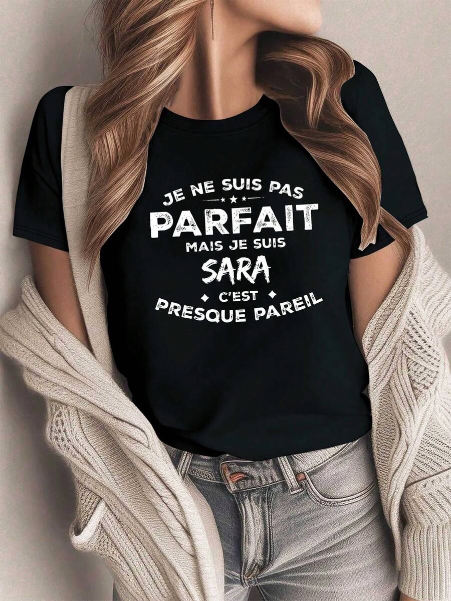 Women's Bohemian T-Shirt, 100% Cotton, With The French Phrase "I'm Not Perfect, But I'm Sara" - Casual Loose-Fitting T-Shirt In A Solid Color, With French Text And Sara's Signature. - 黑色 - 查看 1