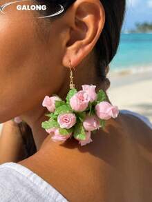 Lleva el océano en tus orejas | Pendientes de mujer con racimo de rosas azules bohemias, flores 3D de tela hechas a mano + hojas verdes frescas, estilo de vacaciones en la playa, accesorio para fotos, pendientes deslumbrantes que iluminan la piel - Rosa Pálido - Ver 5
