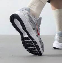 Nike 大童中性舒適透氣新款運動鞋 P-6000 厚底運動鞋 慢跑鞋 - 銀灰色/紅色 - 查看 6