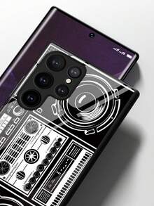 Esta Capa de Telefone de Vidro com Padrão de Rádio Vintage de Alta Definição apresenta um design luxuoso, compatível com Galaxy S26 Ultra, S26, S25, S24, S23, S22, S21, A56, A16 e A54, bem como 10 Pro, 9, 8 e 7. O estilo minimalista Y2K se funde com um design único, moda de alta qualidade, tornando-o um presente de feriado ideal para amigos, família e entes queridos. - Preto - Visão 3