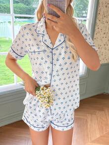 Conjunto de Pijama Feminino com Top de Gola e Manga Curta & Shorts, Estampa Floral Miúda Branca & Azul - Branco - Visão 4