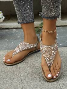 女款寬版亮面水鑽後帶圓頭低跟平底夾腳涼鞋 大尺碼特寬卡其色波希米亞度假風夏季日常穿搭女鞋 可搭配裙子 隨機花紋沙灘涼鞋 - 卡其底香檳亮片 - 查看 5