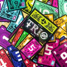 Un jeu de société adapté aux réunions familiales, le jeu de cartes TRIO offre du divertissement pour 3 à 6 joueurs, en trouvant trois cartes assorties par la compétition. C'est un jouet stratégique et un excellent cadeau. - Multicolore - Voir 3
