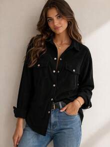 Camisa Feminina Canelada Em Cotelê Manga Longa Com Bolsos Frontais Botões E Modelagem Solta Elegante Casual - Preto - Visão 1