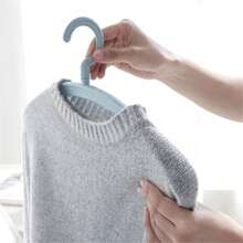 10 perchas de plástico para ropa de adulto, perchas de exhibición con hombros anchos, antideslizantes, para colgar ropa, organizador de perchas para abrigos de estudiantes (C, 10 piezas) (B 10 piezas) - C - Ver 7