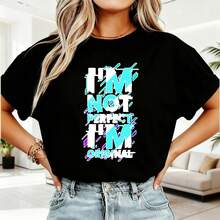 Diseño de texto I'M NOT PERFECT I'M ORIGINAL en colores neón, Camiseta gráfica negra, cuello redondo y mangas cortas para mujeres, estilo casual moderno, ideal para uso diario y temporada cá - Negro - Ver 1