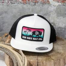 Camiseta Red Dirt Hat Company Co Bad Bronc Painted Sky - Lasso-Carbón/Blanco - Ver 2