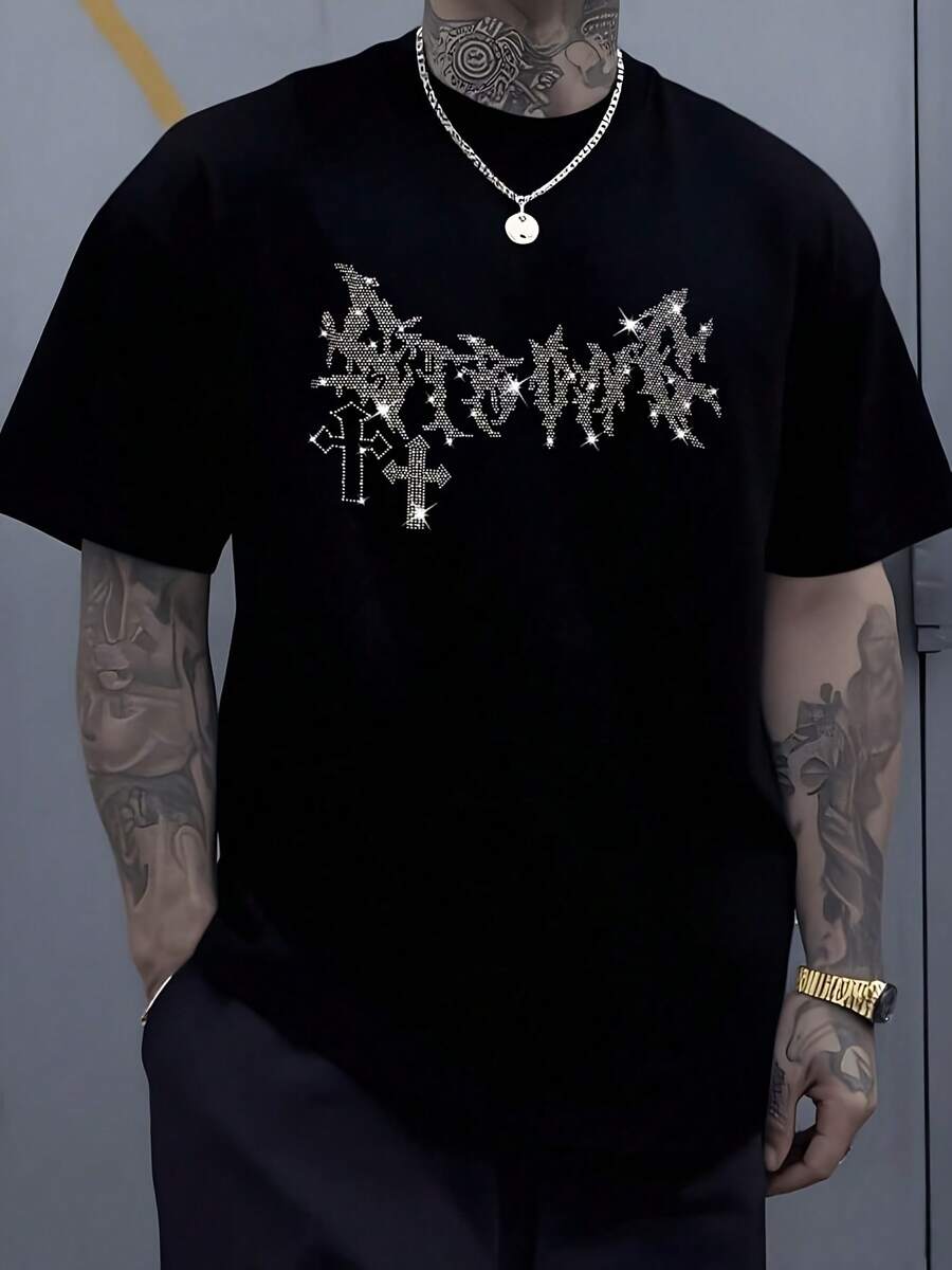 Azzlin Men's T-Shirt With Intricate Graphic And Stylized Text, Featuring Two Bright Crosses. Bold Individuality, Modern Aesthetic, Casual Summer Top With A Crew Neck And Lightweight Fabric. - 黑色 - 查看 1