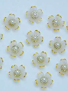 50入/包 白色五瓣珍珠花布貼花，水晶水鑽花心，18mm 金邊花片，平底 DIY 裝飾配件，適用於晚禮服、新娘婚紗、手提包、帽子手工改造 - 白色 - 查看 1