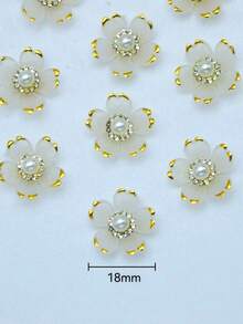 50入/包 白色五瓣珍珠花布貼花，水晶水鑽花心，18mm 金邊花片，平底 DIY 裝飾配件，適用於晚禮服、新娘婚紗、手提包、帽子手工改造 - 白色 - 查看 2