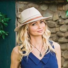 Wallaroo Hat Company Petite Kristy Fedora - UPF 50+, borde ancho, plegable, tamaño ajustable para tallas de corona más pequeñas - Marfil/Coral - Ver 2