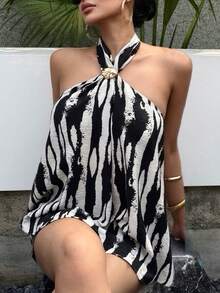 Top sin espalda con estampado de cebra francés nuevo para verano 2026, sin mangas con cuello halter y decoración de metal, estilo vintage casual para vacaciones en la playa - Blanco y Negro - Ver 1