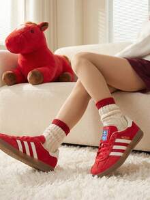 Adidas Originals 男女通用 GAZELLE INDOOR 低筒綁帶休閒運動鞋，舒適輕量休閒鞋，適合日常穿著、旅行與運動 - 淺猩紅/漢玉白/金 - 查看 2