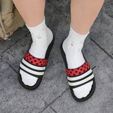 Sandalias clásicas para hombre, chanclas de talla grande para interior/exterior, parte superior con decoración metálica, pantuflas deportivas antideslizantes, sandalias de playa cómodas y ligeras con punta redonda para el verano - 5002 Negro - Ver 8