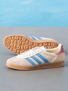 Adidas Originals 男女通用 GAZELLE INDOOR 舒適輕量休閒低筒綁帶滑板鞋，適合日常穿著、旅行與運動 - 岩層沙暴土/脈衝藍/粉白 - 查看 3