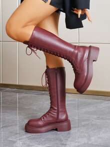 Botas de Cavaleiro Vintage Bordô com Cadarço e Ilhós de Metal, Botas de Cano Alto Femininas, Botas de Tornozelo com Sola Grossa e Aumento de Altura para Outono/Inverno com Zíper Lateral, Botas Longas até o Joelho, Botas de Motocicleta Versáteis - Vinho - Visão 5