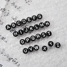 200/500/1000 Stücke 4x7mm Perlen mit schwarzem Hintergrund und goldenem Buchstabenmuster, DIY für Halsketten und Schmuckherstellung - Weißer Text auf schwarzem Hintergrund - Übersicht 1