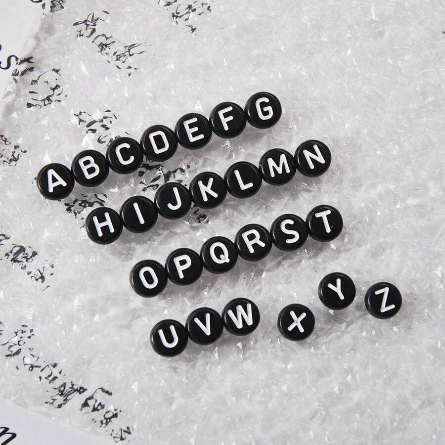200/500/1000 Stücke 4x7mm Perlen mit schwarzem Hintergrund und goldenem Buchstabenmuster, DIY für Halsketten und Schmuckherstellung - Weißer Text auf schwarzem Hintergrund - Übersicht 1