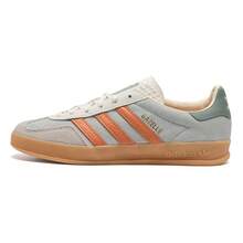 Adidas Originals 男女通用 GAZELLE INDOOR 休閒運動鞋，舒適輕量低筒繫帶運動休閒鞋，適合日常穿著與旅行 - 灰綠/橙黃 - 查看 5