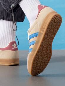 Adidas Originals 男女通用 GAZELLE INDOOR 舒適輕量休閒低筒綁帶滑板鞋，適合日常穿著、旅行與運動 - 岩層沙暴土/脈衝藍/粉白 - 查看 2