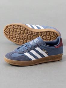 Adidas Originals 男女通用 GAZELLE INDOOR 舒適輕量休閒鞋，低筒綁帶滑板鞋，適合日常穿著、旅行與運動 - 深藍/白/暗紅 - 查看 11