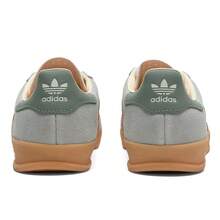 Adidas Originals 男女通用 GAZELLE INDOOR 休閒運動鞋，舒適輕量低筒繫帶運動休閒鞋，適合日常穿著與旅行 - 灰綠/橙黃 - 查看 9
