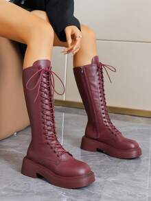 Botas de Cavaleiro Vintage Bordô com Cadarço e Ilhós de Metal, Botas de Cano Alto Femininas, Botas de Tornozelo com Sola Grossa e Aumento de Altura para Outono/Inverno com Zíper Lateral, Botas Longas até o Joelho, Botas de Motocicleta Versáteis - Vinho - Visão 2