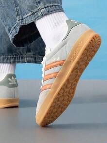 Adidas Originals 男女通用 GAZELLE INDOOR 休閒運動鞋，舒適輕量低筒繫帶運動休閒鞋，適合日常穿著與旅行 - 灰綠/橙黃 - 查看 2