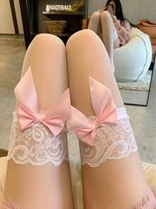 1 paire de chaussettes hautes pour femmes décorées de dentelle avec un grand nœud en satin, chaussettes transparentes ajustées élastiques antidérapantes, convenant pour les rendez-vous et les soirées, chaussettes hautes en dentelle florale vintage, chaussettes transparentes élégantes et douces ornées de nœuds, à assortir avec des jupes, des robes, des talons hauts, lingerie de mariée romantique avec chaussettes hautes pour femmes décorées de dentelle, chaussettes avec un grand nœud en satin - Multicolore - Voir 13