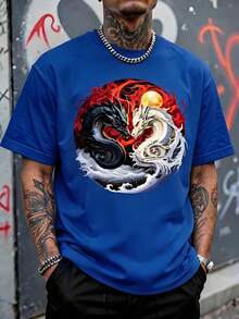 Playera Hombre Holgada, Ilustración Realista en Estilo Arte Oriental en Círculo Yin Yang, Un Dragón Negro con Llamas Rojas y Sol Dorado. - Azul - Ver 7