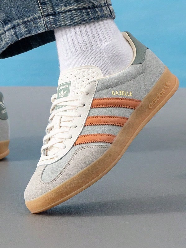Adidas Originals 男女通用 GAZELLE INDOOR 休閒運動鞋,舒適輕量低筒繫帶運動休閒鞋,適合日常穿著與旅行 - 灰綠/橙黃 - 查看 1