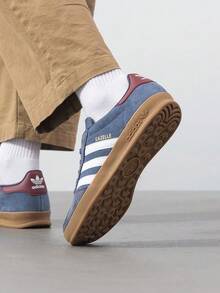 Adidas Originals 男女通用 GAZELLE INDOOR 舒適輕量休閒鞋，低筒綁帶滑板鞋，適合日常穿著、旅行與運動 - 深藍/白/暗紅 - 查看 2