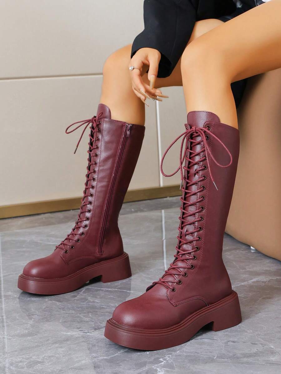 Botas de Cavaleiro Vintage Bordô com Cadarço e Ilhós de Metal, Botas de Cano Alto Femininas, Botas de Tornozelo com Sola Grossa e Aumento de Altura para Outono/Inverno com Zíper Lateral, Botas Longas até o Joelho, Botas de Motocicleta Versáteis - Vinho - Visão 1