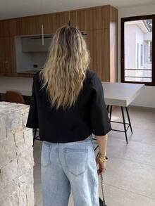 Blazer Wanita Hitam Pendek dengan Hem Asimetris, Desain Lengan Setengah, Detail Kancing, Kain Tenun Tidak Melar, Cocok untuk Pakaian Musim Gugur dan Musim Panas - Hitam - View 4