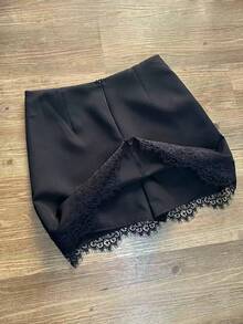 short saia tecido alfaiataria com renda feminina - Preto - Visão 3