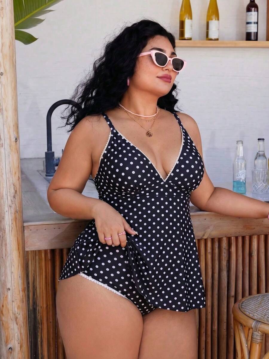 Swim Mod Conjunto de ropa de playa para mujer de talla grande con blusa de escote en V profundo con volantes y estampado de lunares, combinada con pantalones rectos, silueta favorecedora - Blanco y Negro - Ver 1