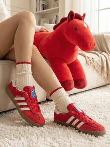 Adidas Originals 男女通用 GAZELLE INDOOR 低筒綁帶休閒運動鞋，舒適輕量休閒鞋，適合日常穿著、旅行與運動 - 淺猩紅/漢玉白/金 - 查看 1