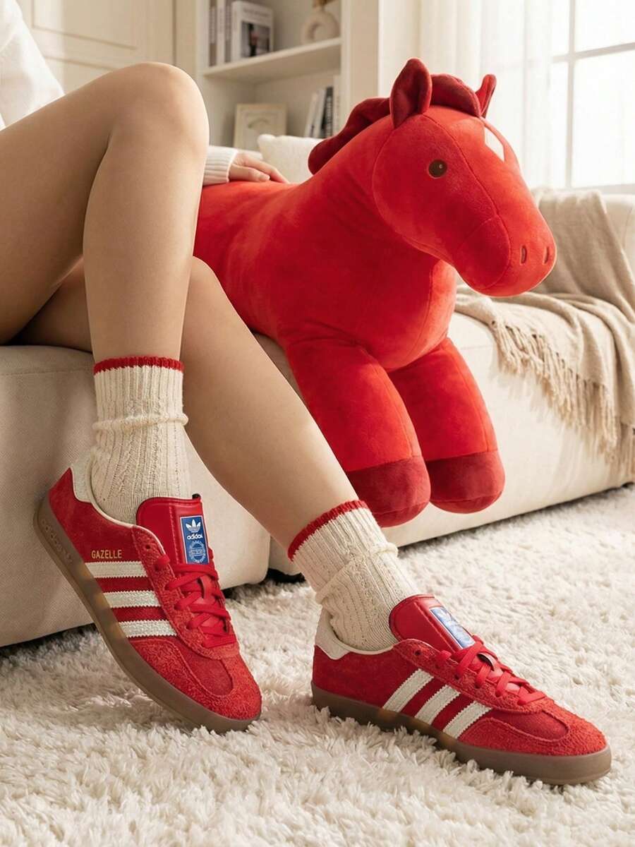Adidas Originals 男女通用 GAZELLE INDOOR 低筒綁帶休閒運動鞋,舒適輕量休閒鞋,適合日常穿著、旅行與運動 - 淺猩紅/漢玉白/金 - 查看 1