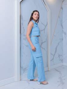 Conjunto Cargo Juvenil Feminino Colete Cropped sem Manga com Gola e Bolsos Frontais e Calça Pantalona Cargo Moda Fashion Adolescente Premium Estilosa Tam 12/14/16 - Azul claro - Visão 5