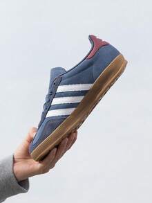 Adidas Originals 男女通用 GAZELLE INDOOR 舒適輕量休閒鞋，低筒綁帶滑板鞋，適合日常穿著、旅行與運動 - 深藍/白/暗紅 - 查看 3