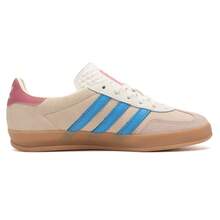 Adidas Originals 男女通用 GAZELLE INDOOR 舒適輕量休閒低筒綁帶滑板鞋，適合日常穿著、旅行與運動 - 岩層沙暴土/脈衝藍/粉白 - 查看 6