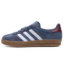 Adidas Originals 男女通用 GAZELLE INDOOR 舒適輕量休閒鞋，低筒綁帶滑板鞋，適合日常穿著、旅行與運動 - 深藍/白/暗紅 - 查看 5