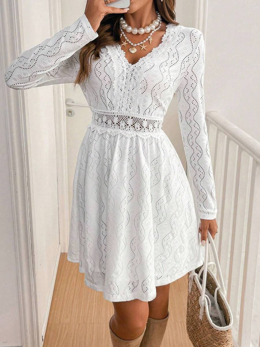 White Embroidered Mini Dress With Cutouts, V-Neck, Long Sleeves, Lace Waist, A-Line Skirt, Breathable Fabric For Coastal Holidays And Maritime Photoshoots - 白色 - 查看 1