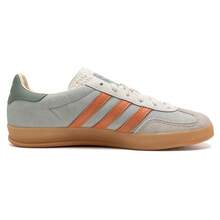 Adidas Originals 男女通用 GAZELLE INDOOR 休閒運動鞋，舒適輕量低筒繫帶運動休閒鞋，適合日常穿著與旅行 - 灰綠/橙黃 - 查看 6