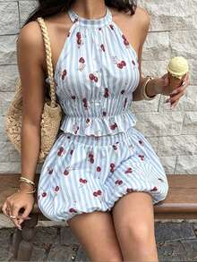 女款夏季新款度假旅行日常約會穿搭 櫻桃優雅可愛百褶邊無袖掛脖收腰淺藍條紋櫻桃數位印花上衣與荷葉邊迷你裙兩件式海灘度假花園夏季套裝 - 淺藍色 - 查看 1