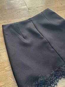 short saia tecido alfaiataria com renda feminina - Preto - Visão 4